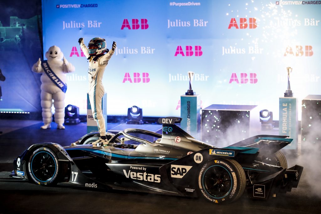 Nizozemec Nyck de Vries z týmu Mercedes-EQ je po úvodním dvouzávodě v Rijádu průběžně v čele šampionátu ABB FIA Formula E