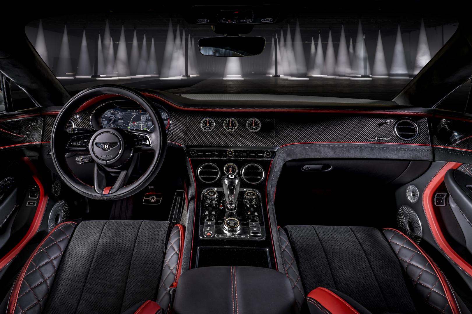Bentley Continental GT Speed má po kapotou benzinový přeplňovaný dvanáctiválec o objemu 6 litrů