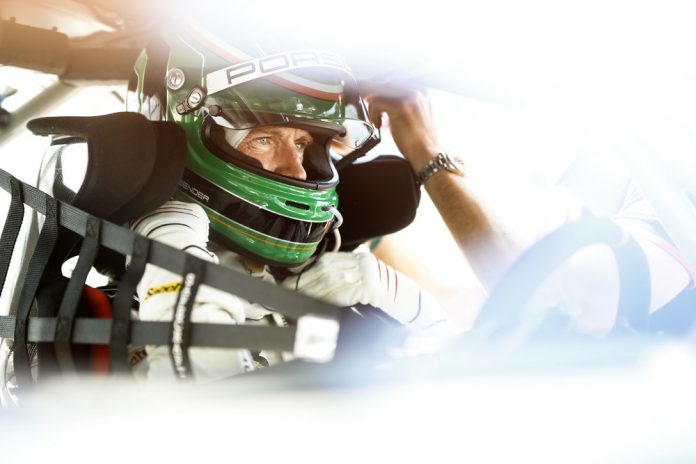 Michael Fassbender za volantem Porsche 911 GT3 Cup - soustředění před startem