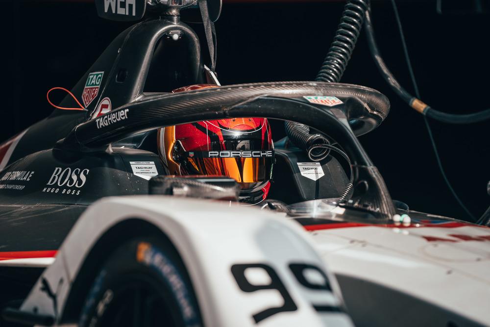 Pascal Wehrlein za volantem monopostu Porsche 99X Electric se startovním číslem 99 při pátečním nočním závodě ABB FIA Formule E v saudskoarabském Rijádu