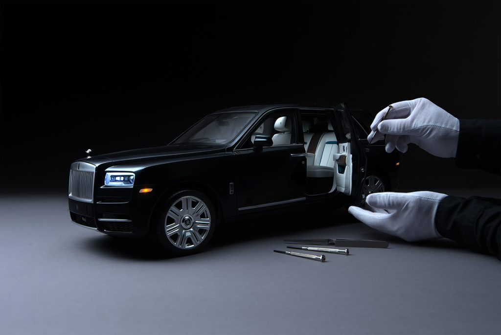 Dokonalá replika SUV Rolls-Royce Cullinan v měřítku 1:8