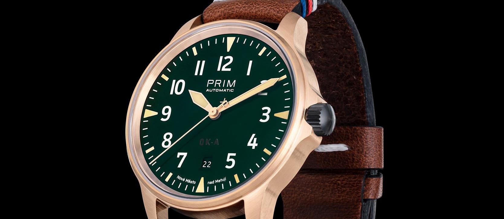 Vteřinovou ručku hodinek PRIM OK-A v bronzu zdobí označení československých letadel OK