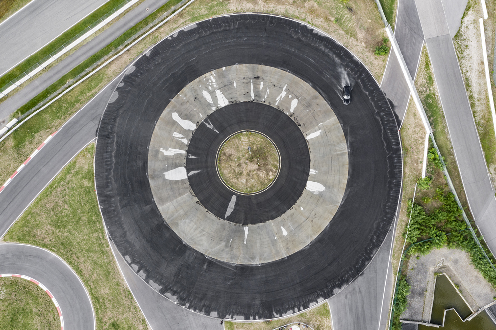 200metrová kruhová dráha, na které se uskutečnil světový rekord v nejdelším driftu s elektromobilem. Hockenheimring 2020 (c) Porsche AG