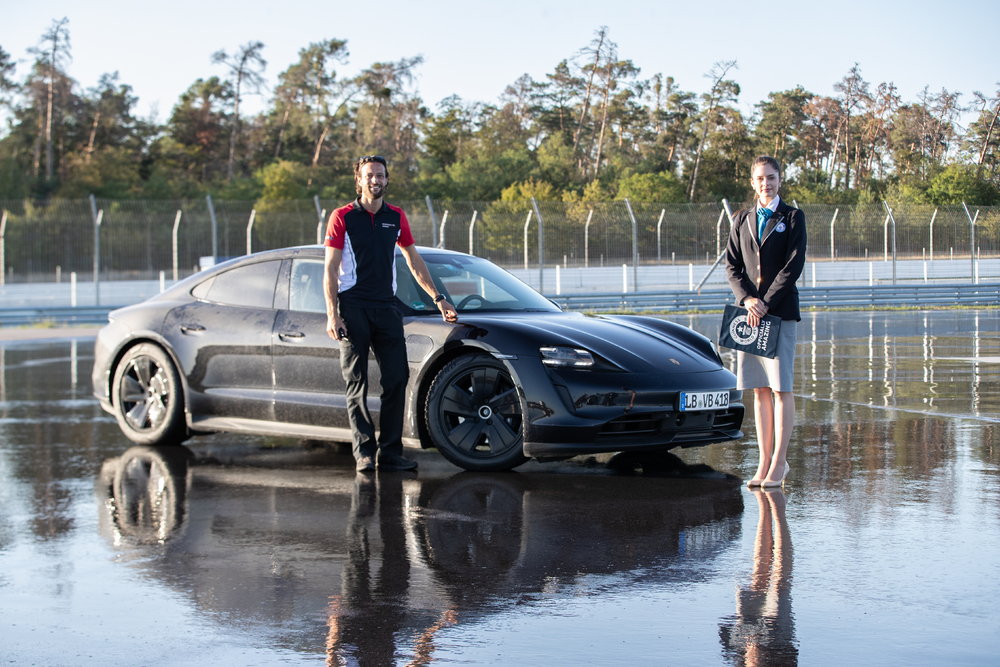 Dennis Retera, instruktor Porsche, a nezávislá expertka Denise Ritzmannová (mistryně Evropy v driftu 2018  a 2019). (c) Porsche AG