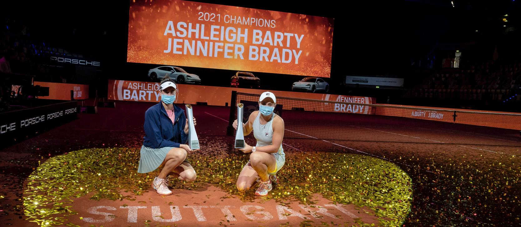 Oliver Blume, předseda představenstva Porsche AG, a vítězka turnaje Porsche Tennis Grand Prix 2021 Ashleigh Barty. V pozadí vpravo cena pro vítězku Taycan Turbo S Cross Turismo.