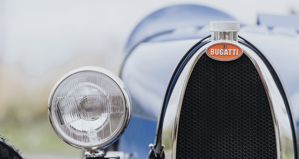 Znak Bugatti na chladičem je vyroben z 50 g stříbra