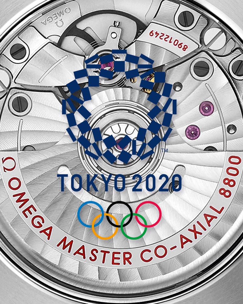 Zadní dýnko ze safírového sklíčka se znakem olympijských her v Tokiu 2020 u modelu Omega Seamaster Diver 300M Tokyo 2020 odhaluje OMEGA co-axiální Master Chronometr Calibre 8800
