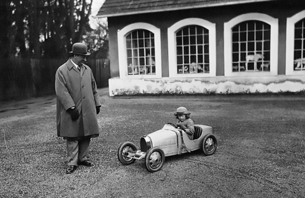 Ettore Bugatti se synem Rolandem za volantem Bugatti Baby