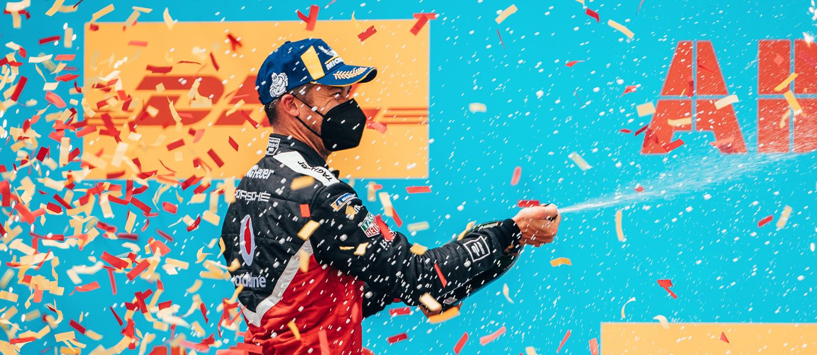 Německý pilot André Lotterer z týmu TAG Heuer Porsche slaví své vítězství ve Valencii. V pořadí šestém závodě ročníku 2020/21 vybojoval své první body.