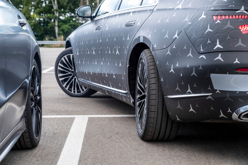 Mercedes-Benz třídy S díky aktivní řiditelné zadní nápravě lehce manévrovatelný například při parkování.